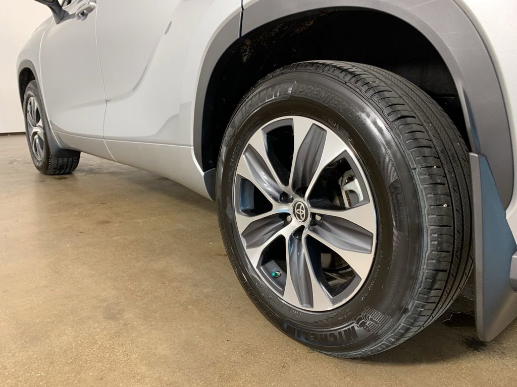 Used 2024 Toyota Highlander XLE AWD/4WD image 15