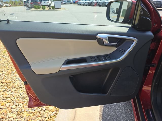 Used 2016 Volvo XC60 T5 Premier w/ Proximity Package FWD image 18