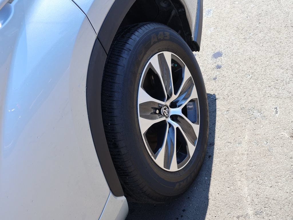 Used 2022 Toyota Highlander XLE FWD image 34