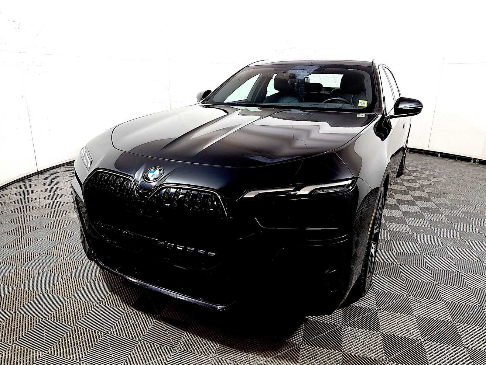 Used 2025 BMW 760i xDrive w/ Executive Package AWD/4WD image 3