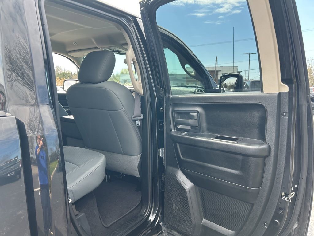 Used 2018 RAM 1500 Express AWD/4WD image 32