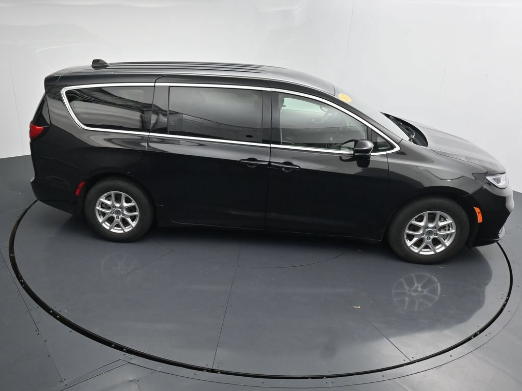 Used 2023 Chrysler Pacifica Touring-L FWD image 31