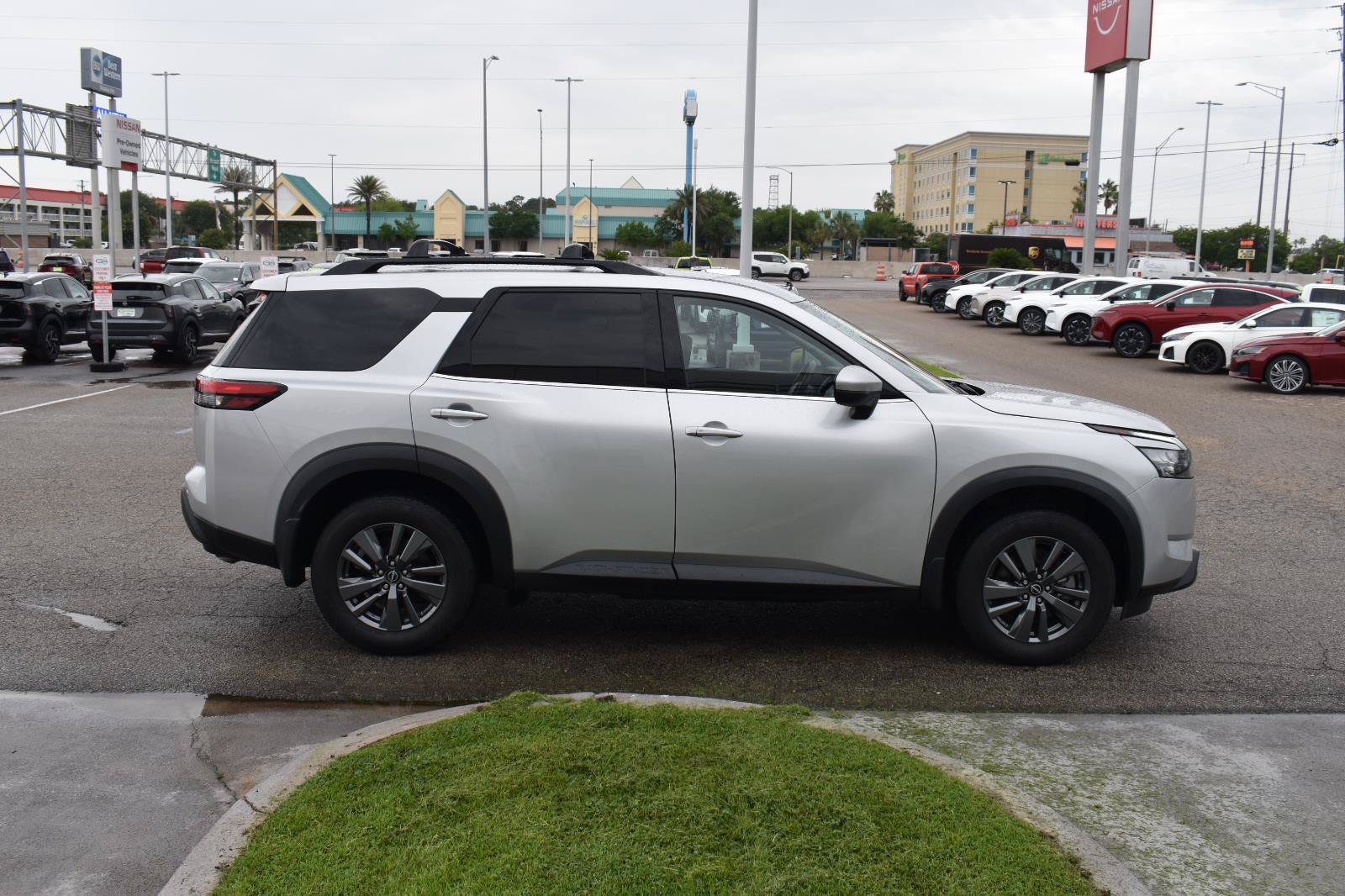 Used 2024 Nissan Pathfinder SV FWD image 15