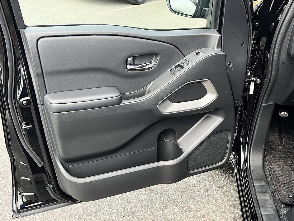 Certified 2025 Nissan Frontier SV image 9