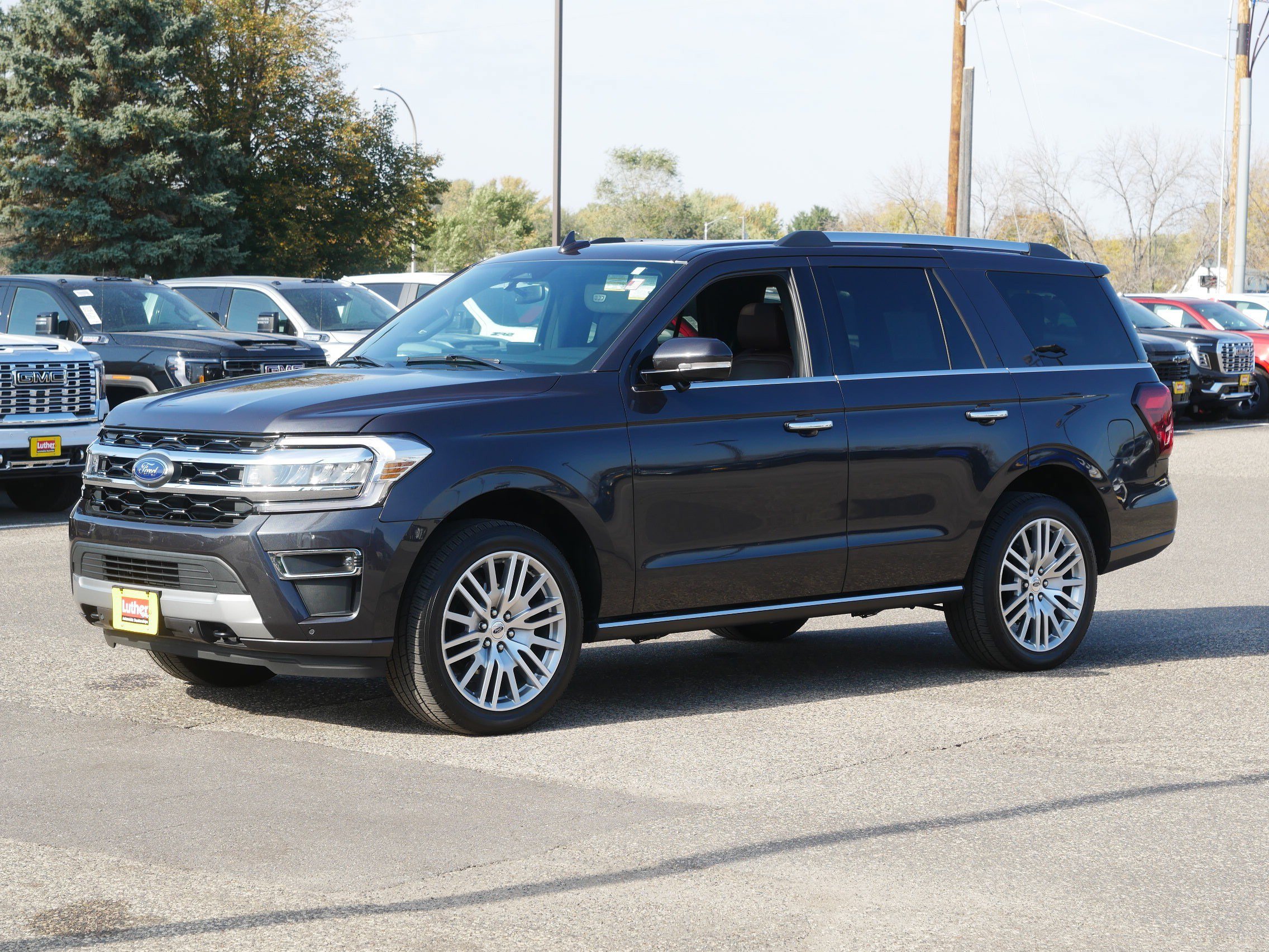 Used 2024 Ford Expedition Limited AWD/4WD image 3