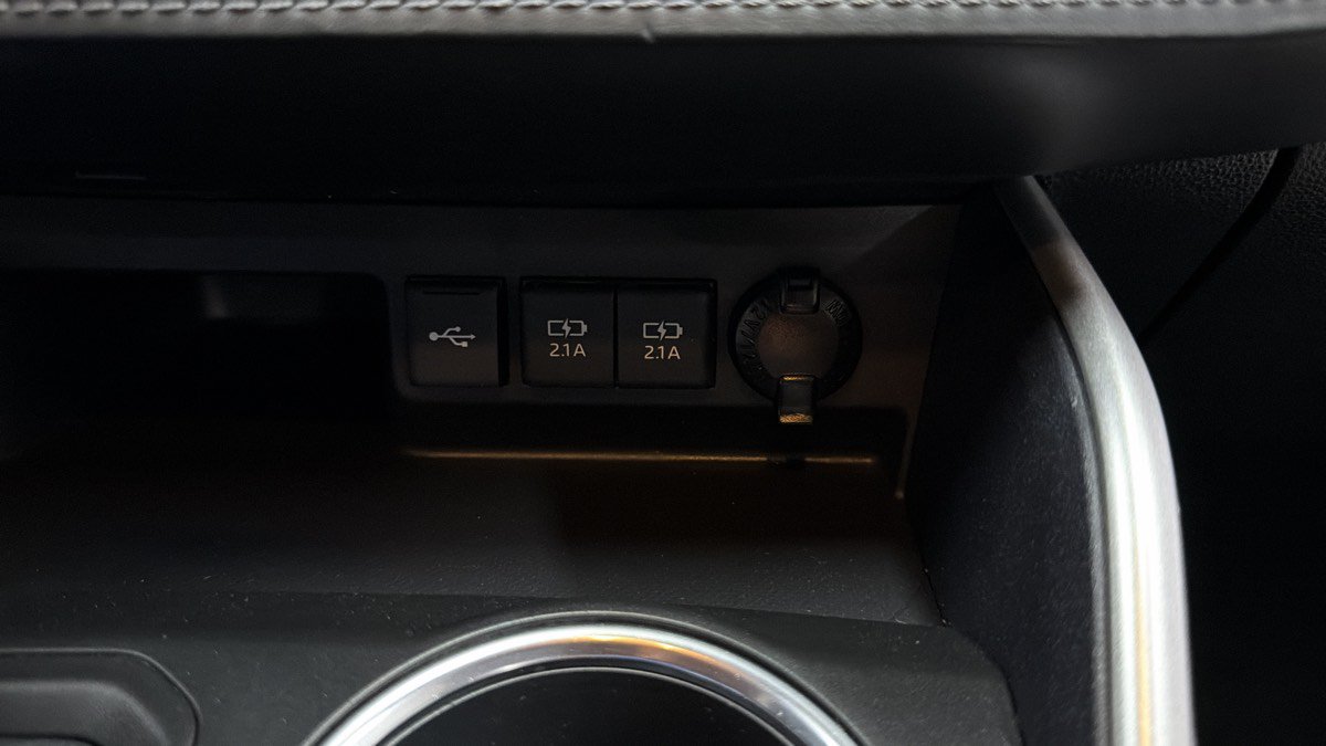 Used 2021 Toyota Highlander LE FWD image 22