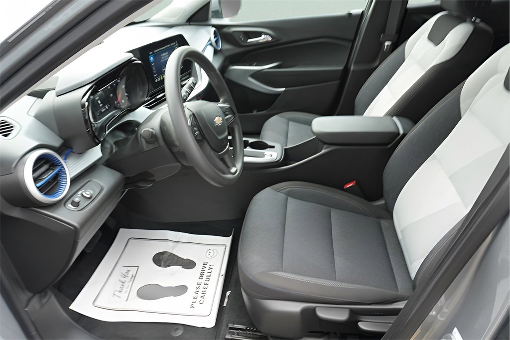 Used 2025 Chevrolet Trax LS w/ LS Convenience Package image 13