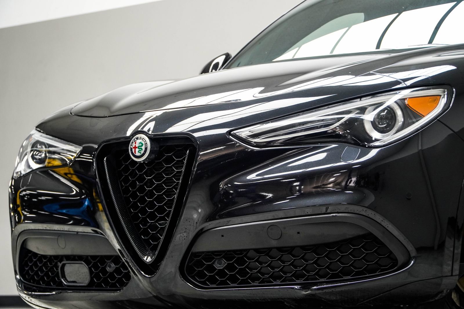 Used 2023 Alfa Romeo Stelvio Veloce image 2