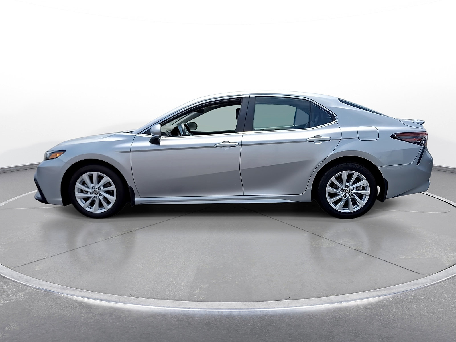 Used 2024 Toyota Camry SE FWD image 5