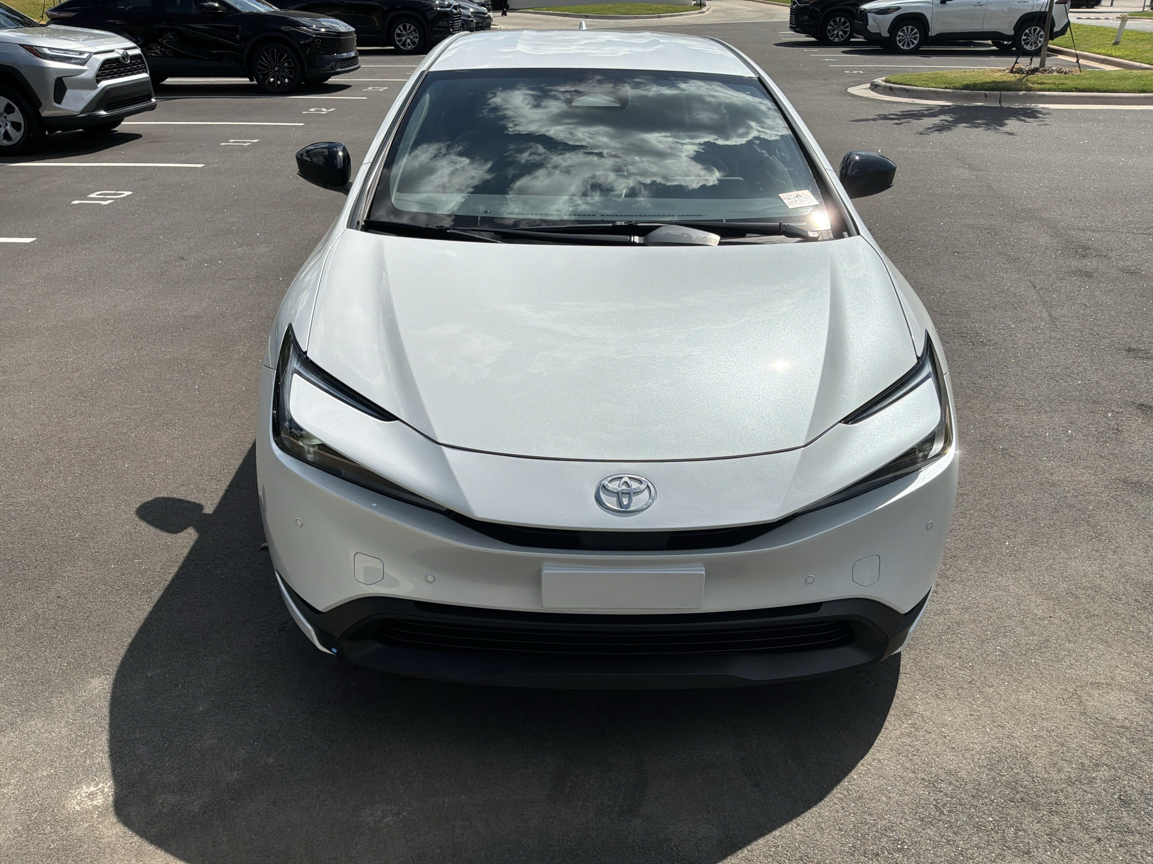 Used 2024 Toyota Prius LE FWD image 3