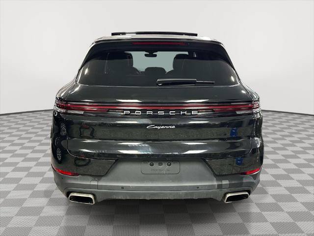 Used 2025 Porsche Cayenne AWD/4WD image 3