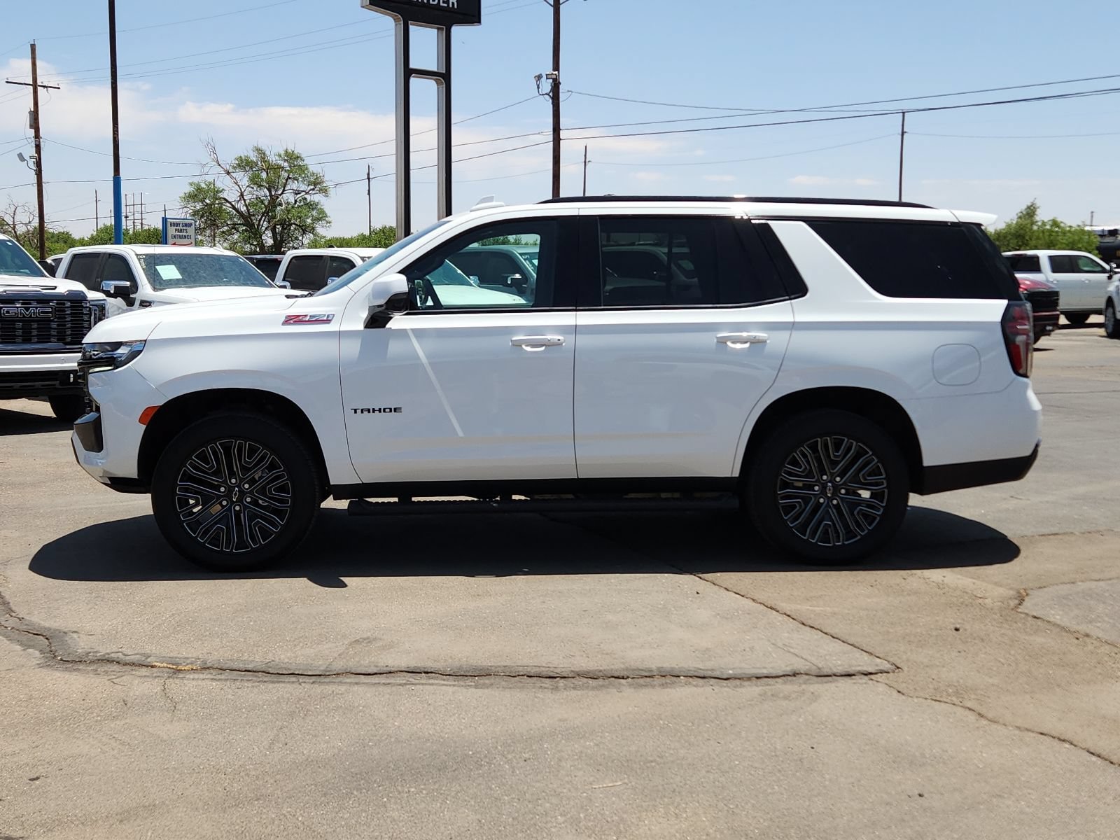 Used 2023 Chevrolet Tahoe Z71 w/ Luxury Package AWD/4WD image 2