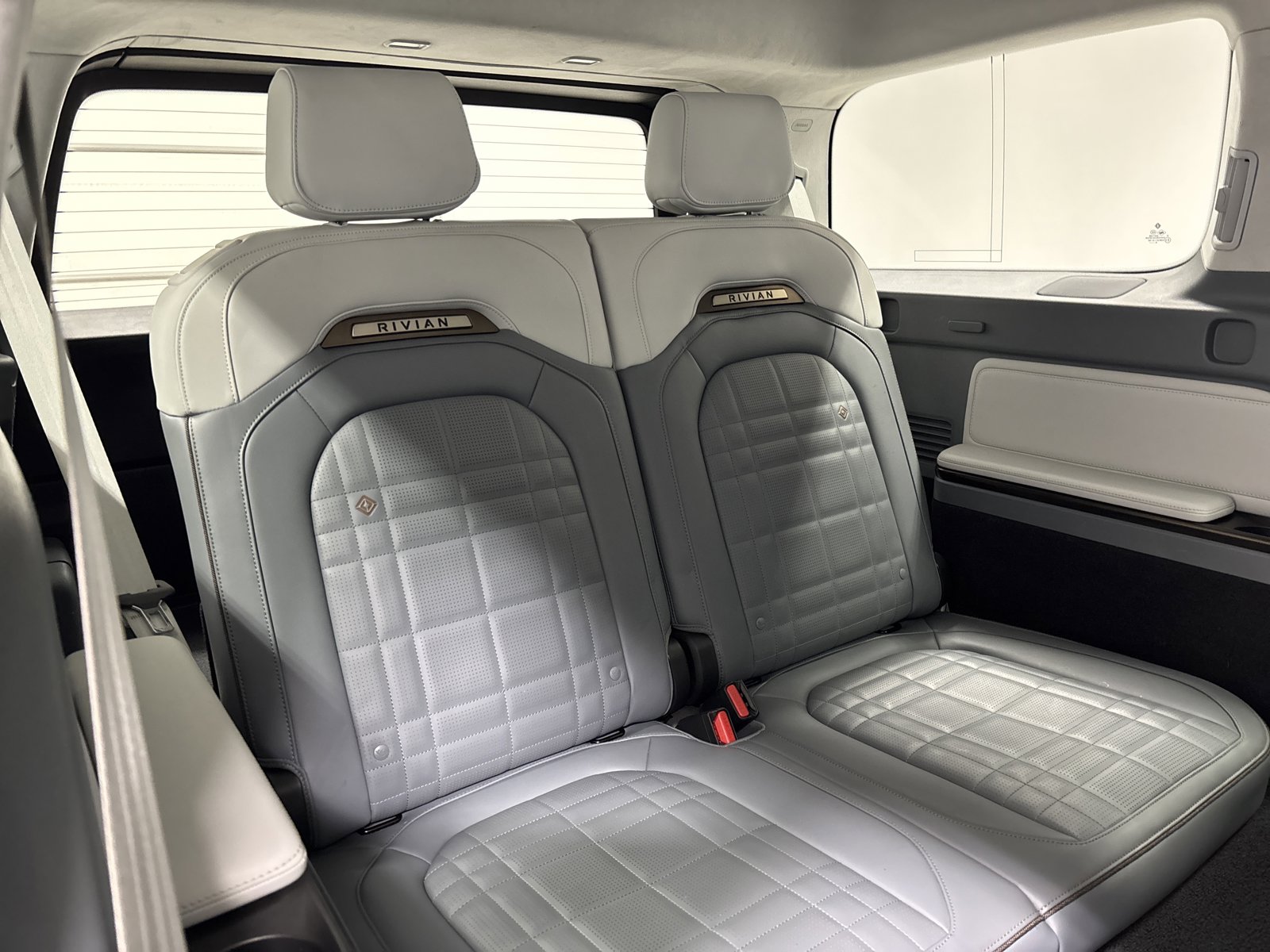 Used 2025 Rivian R1S Premium image 22