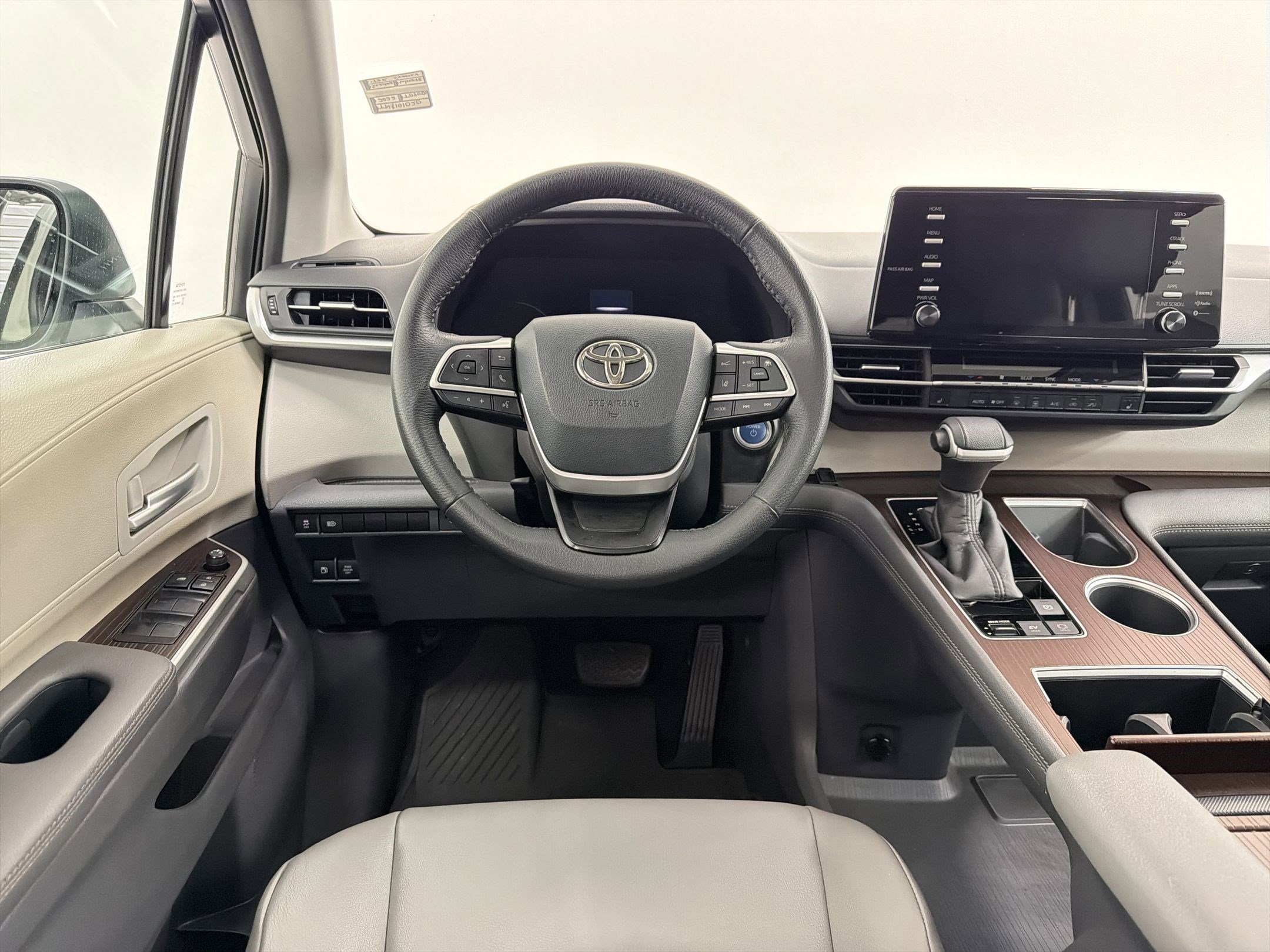Used 2022 Toyota Sienna XLE image 4