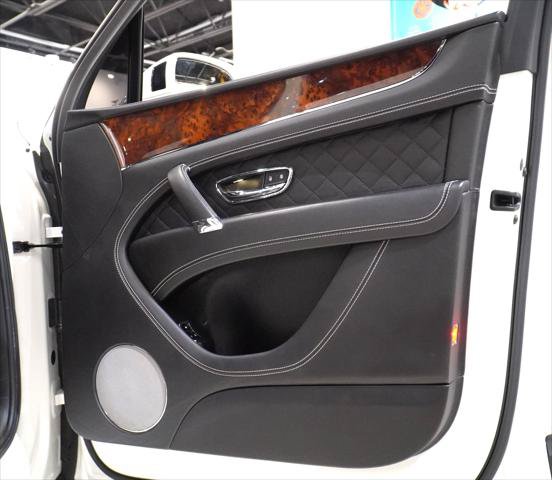 Used 2018 Bentley Bentayga AWD/4WD image 15