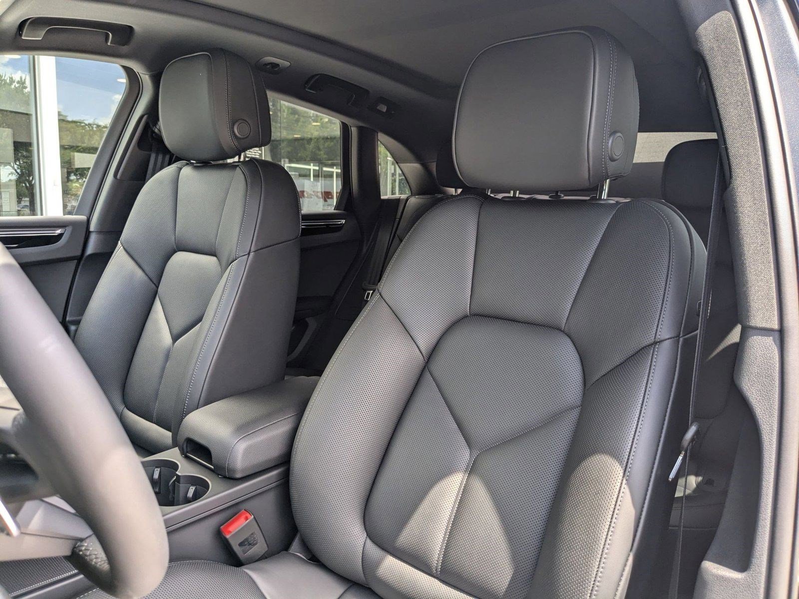 Certified 2025 Porsche Macan image 5