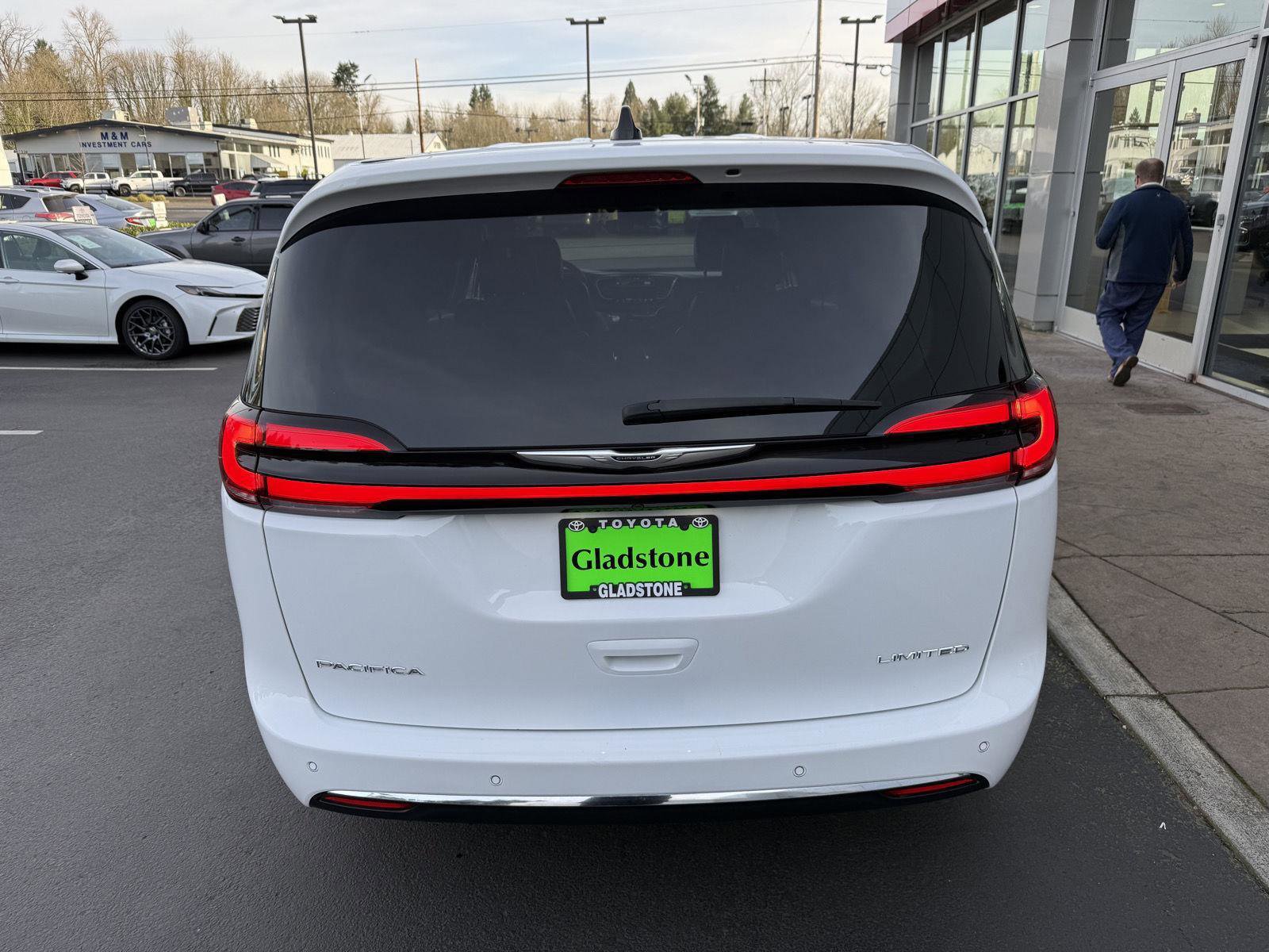 Used 2024 Chrysler Pacifica Limited image 4