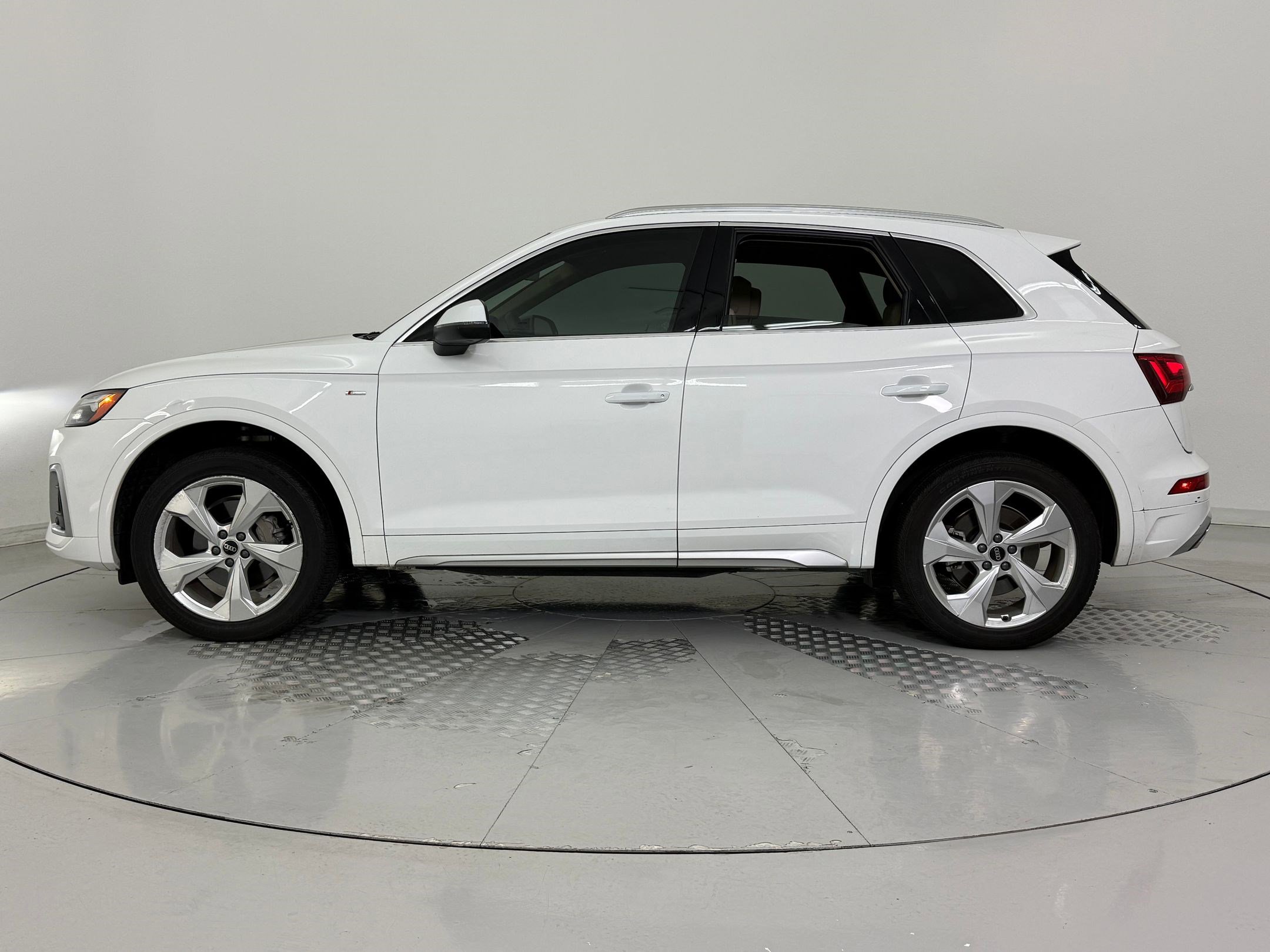 Used 2022 Audi Q5 2.0T Premium Plus w/ Premium Plus Package image 2