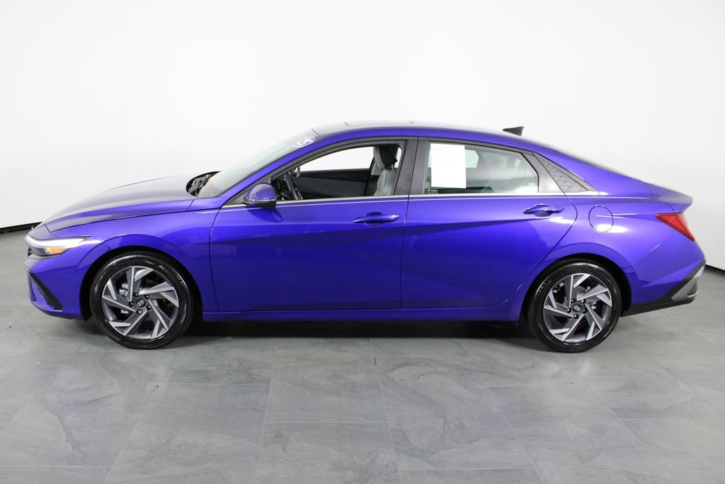 Used 2025 Hyundai Elantra Limited image 10