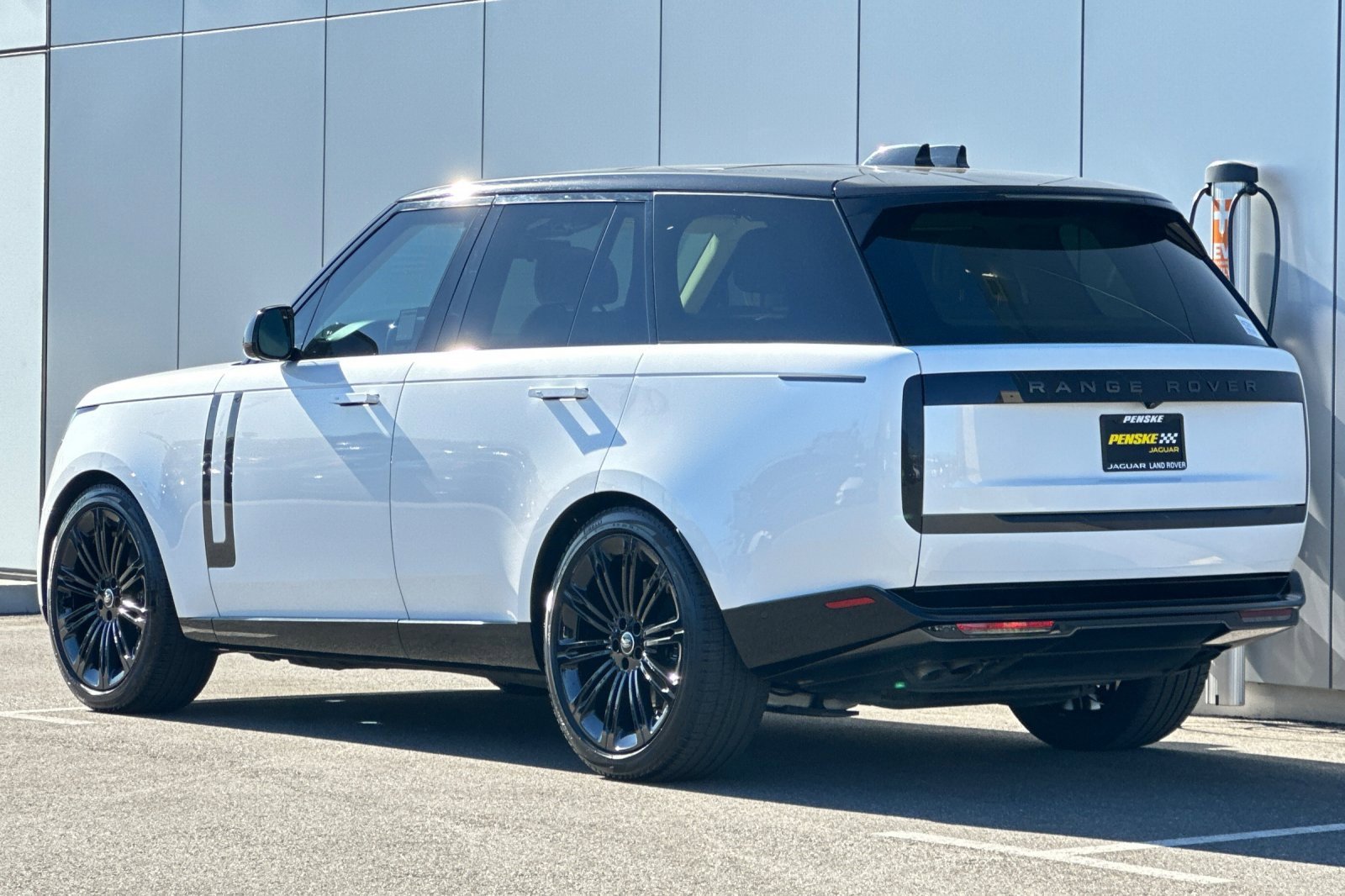 Certified 2024 Land Rover Range Rover SE image 3