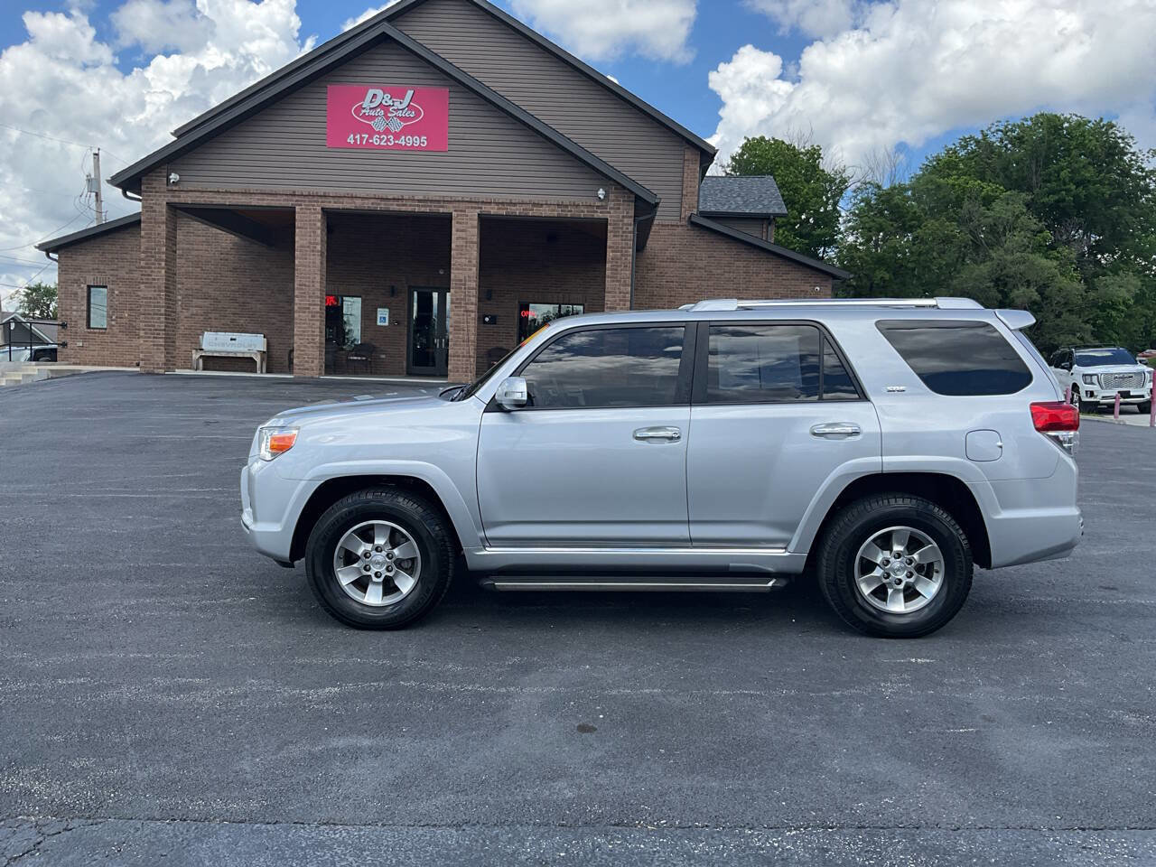 Used 2010 Toyota 4Runner SR5 AWD/4WD image 2