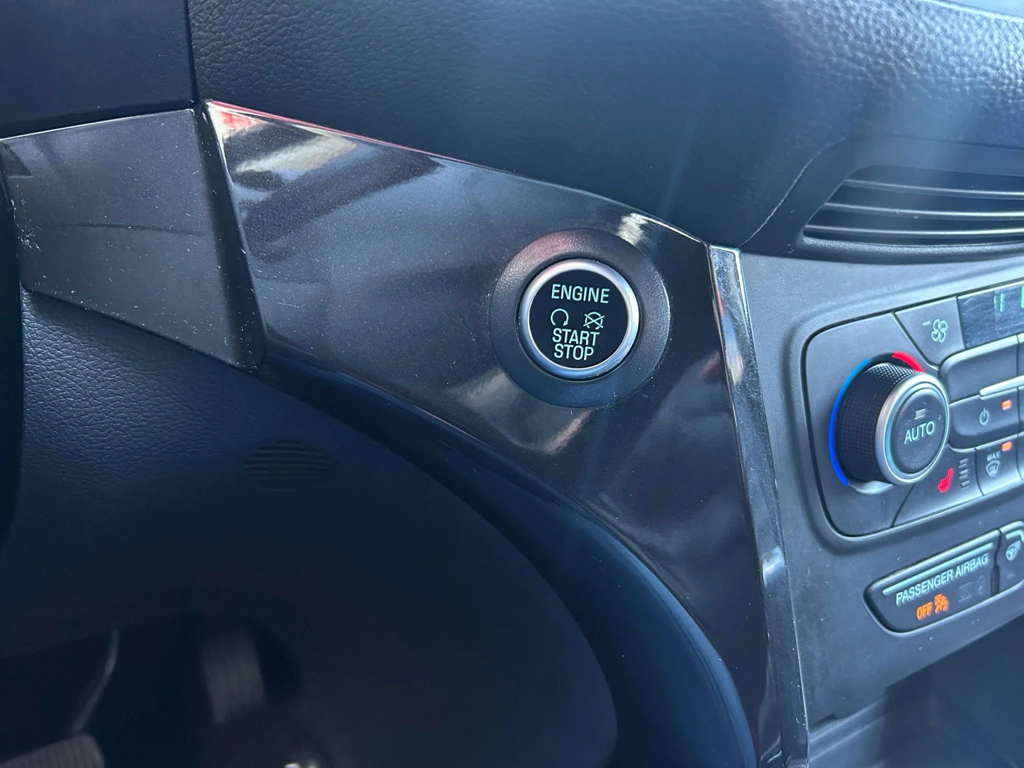 Used 2019 Ford Escape Titanium image 10