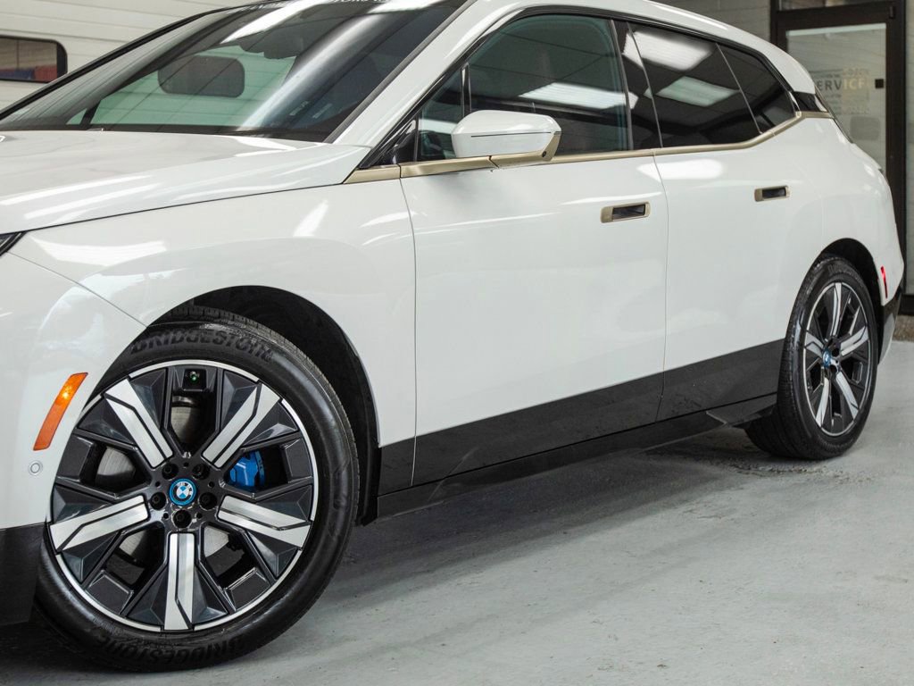 Used 2023 BMW iX xDrive50 w/ Premium Package AWD/4WD image 12