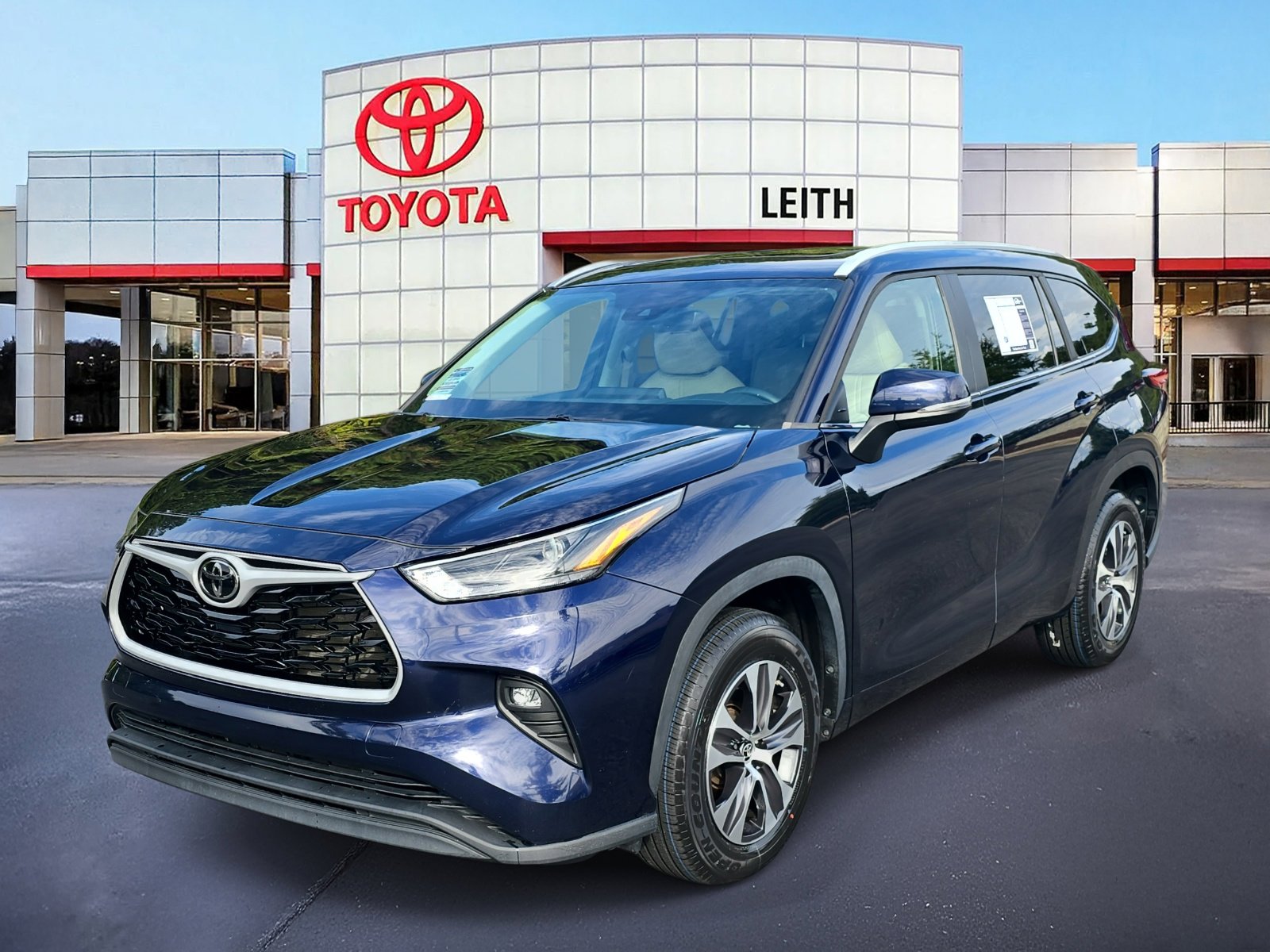 Used 2023 Toyota Highlander XLE image 1