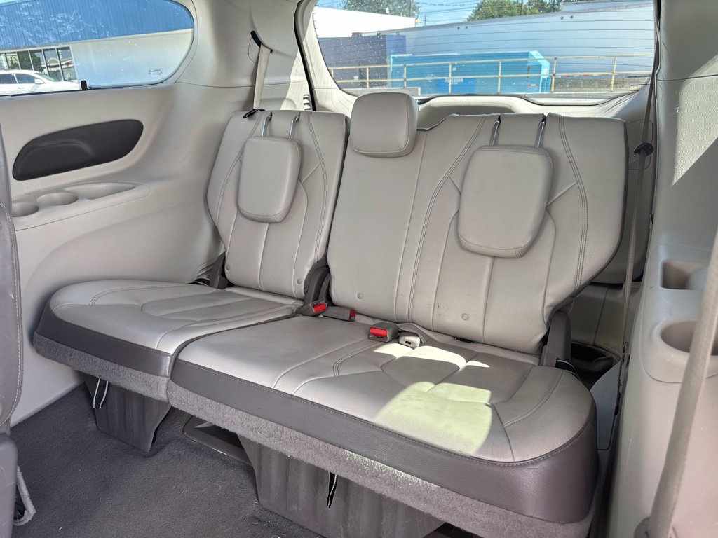 Used 2017 Chrysler Pacifica Touring-L FWD image 19