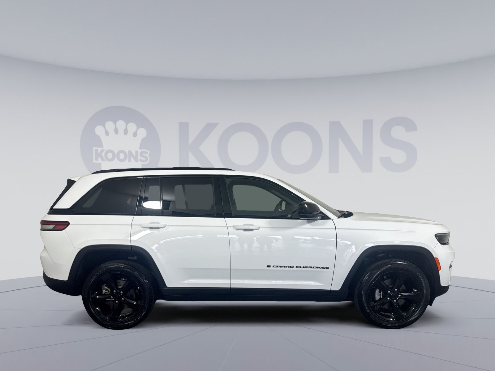 Used 2025 Jeep Grand Cherokee Altitude AWD/4WD image 8