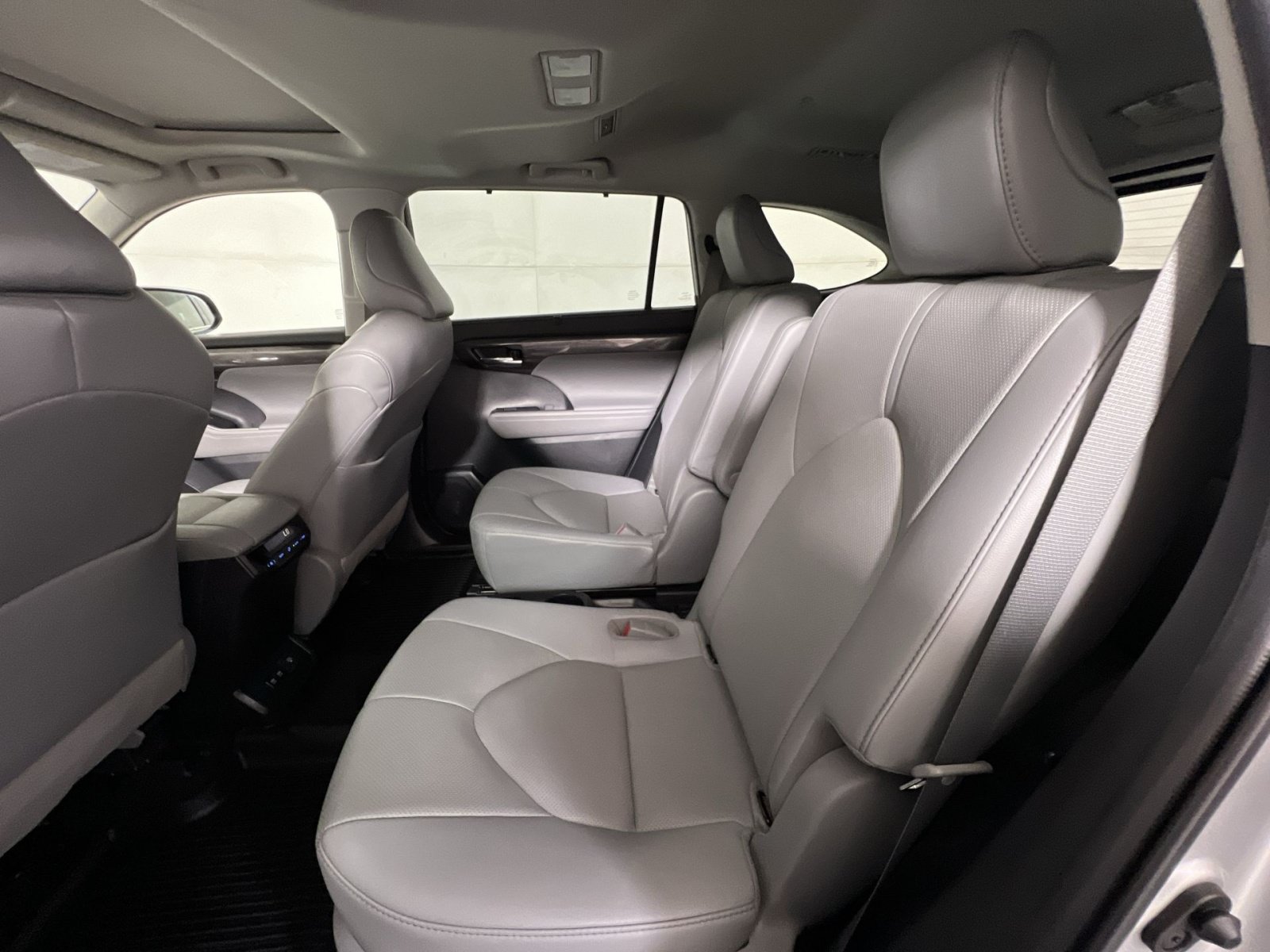 Used 2021 Toyota Highlander Limited AWD/4WD image 25