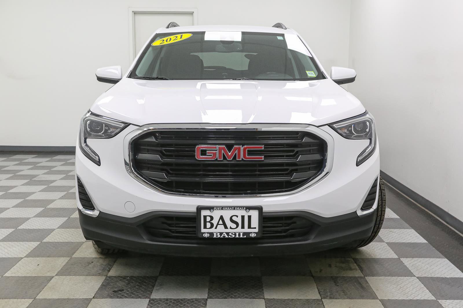 Used 2021 GMC Terrain SLE w/ Driver Convenience Package image 3