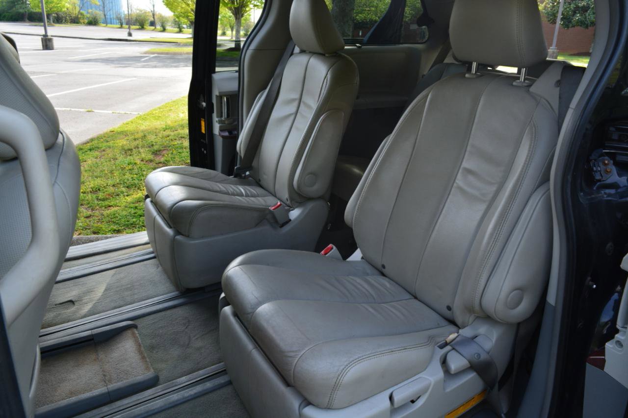 Used 2014 Toyota Sienna XLE w/ Entertainment Package image 12