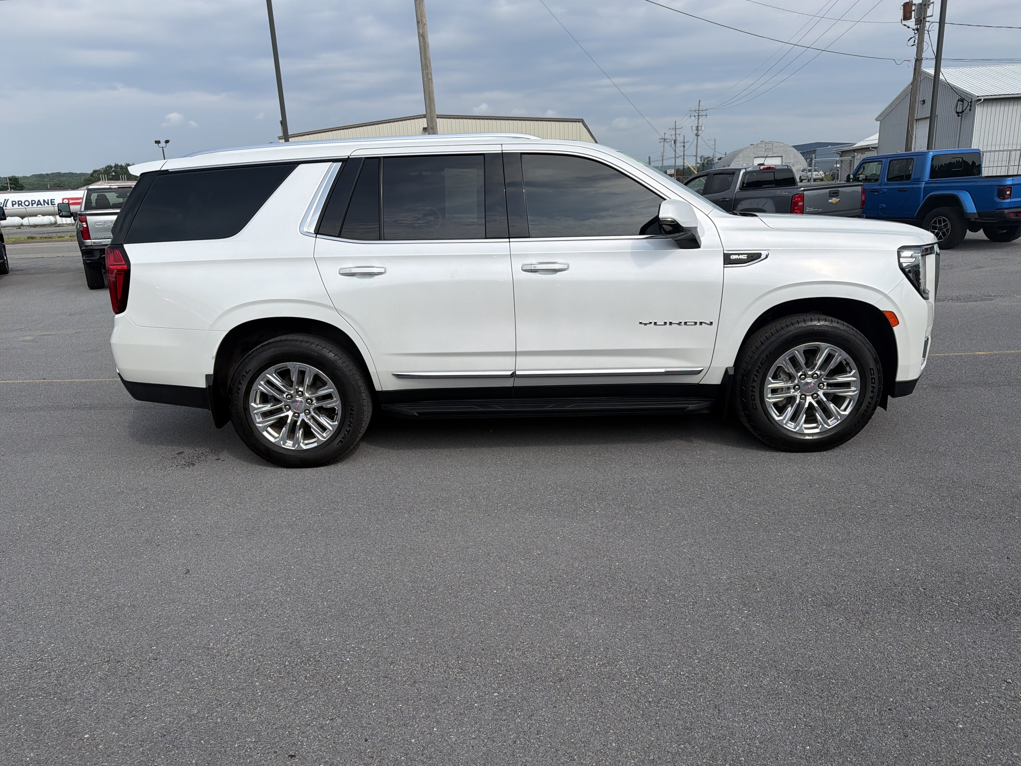 Used 2021 GMC Yukon SLT w/ SLT Premium Package AWD/4WD image 16