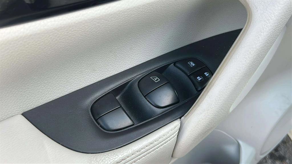 Used 2018 Nissan Rogue Sport SV w/ SV Technology Package image 18