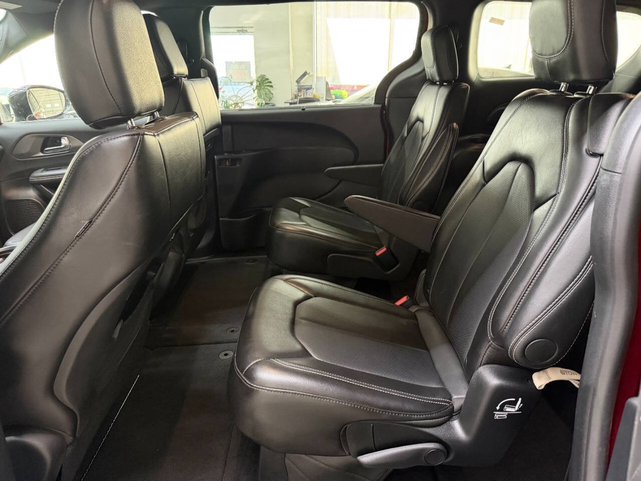 Used 2025 Chrysler Pacifica Select FWD image 12