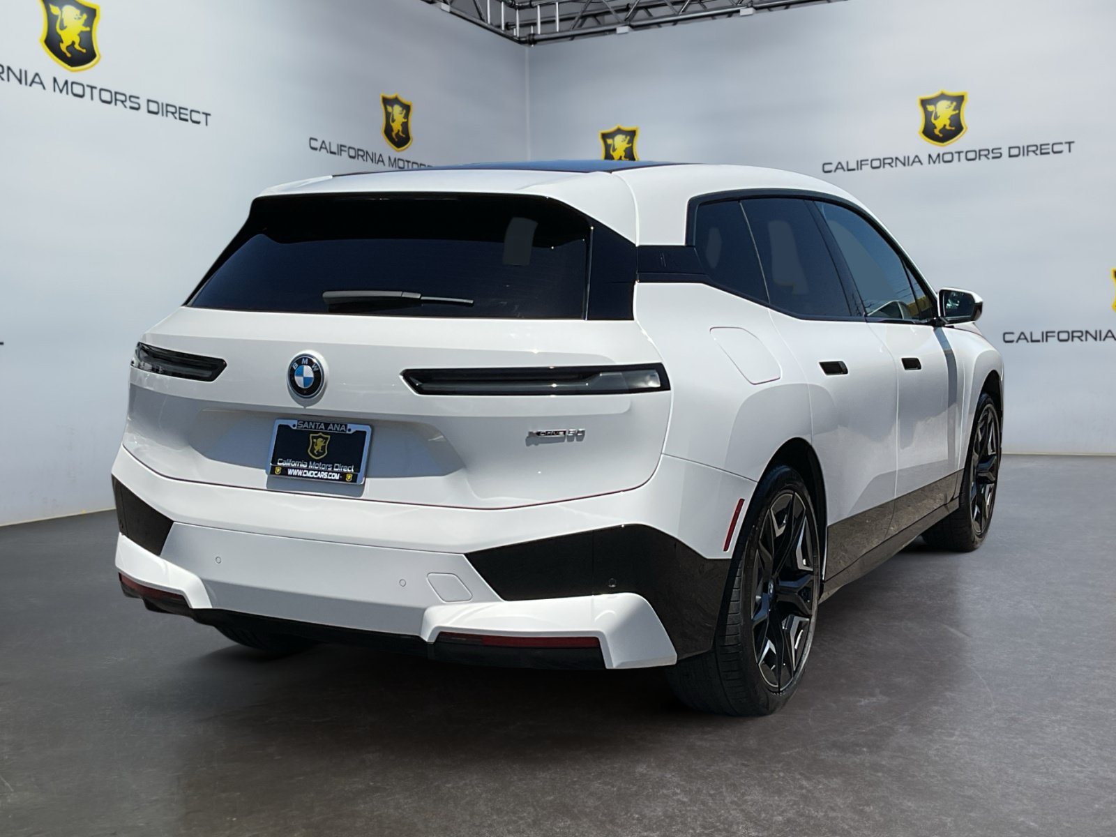 Used 2023 BMW iX xDrive50 w/ Sport Package AWD/4WD image 5