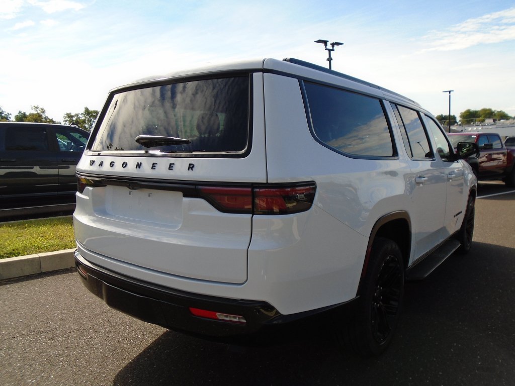 Used 2025 Jeep Wagoneer L Series II w/ Convenience Group I AWD/4WD image 3