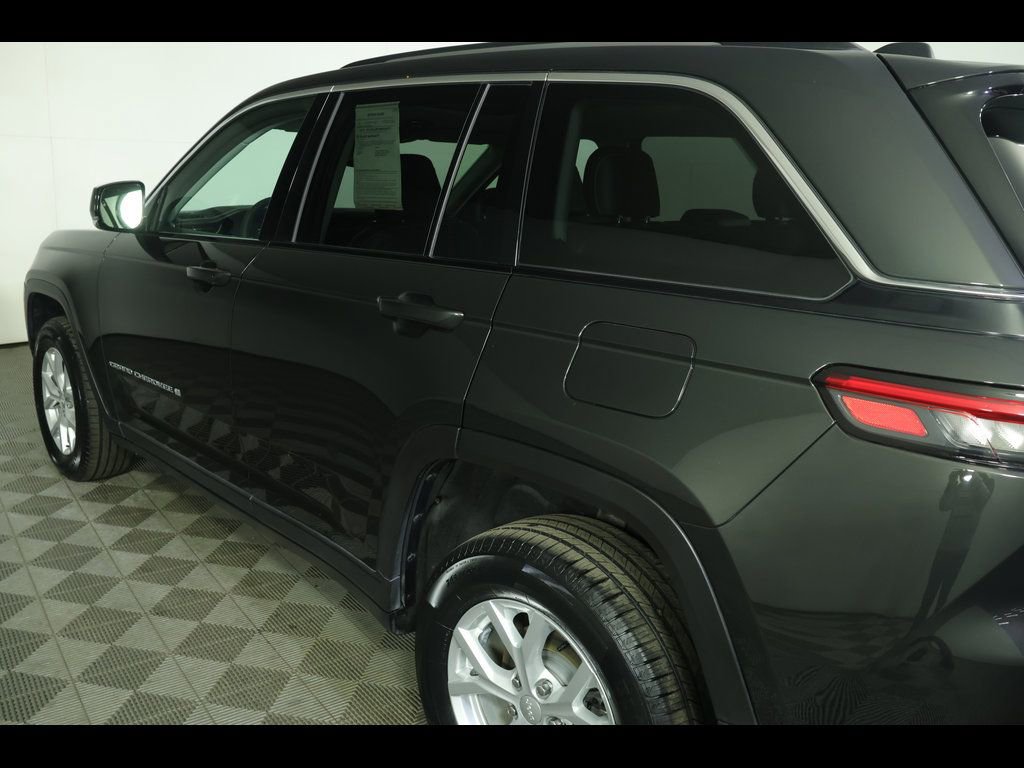 Used 2023 Jeep Grand Cherokee Limited AWD/4WD image 19