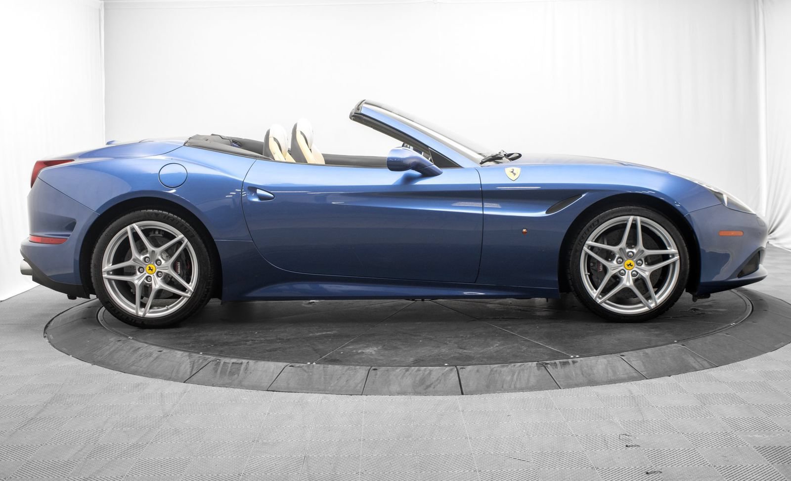 Used 2016 Ferrari California T RWD image 2