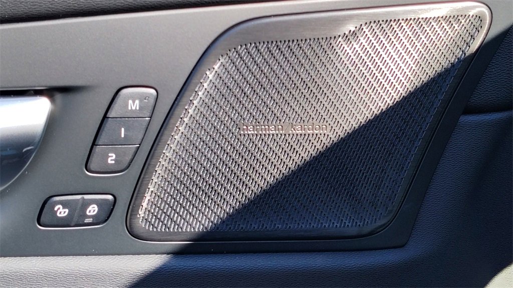 New 2026 Volvo XC60 B5 Plus w/ Climate Package image 9