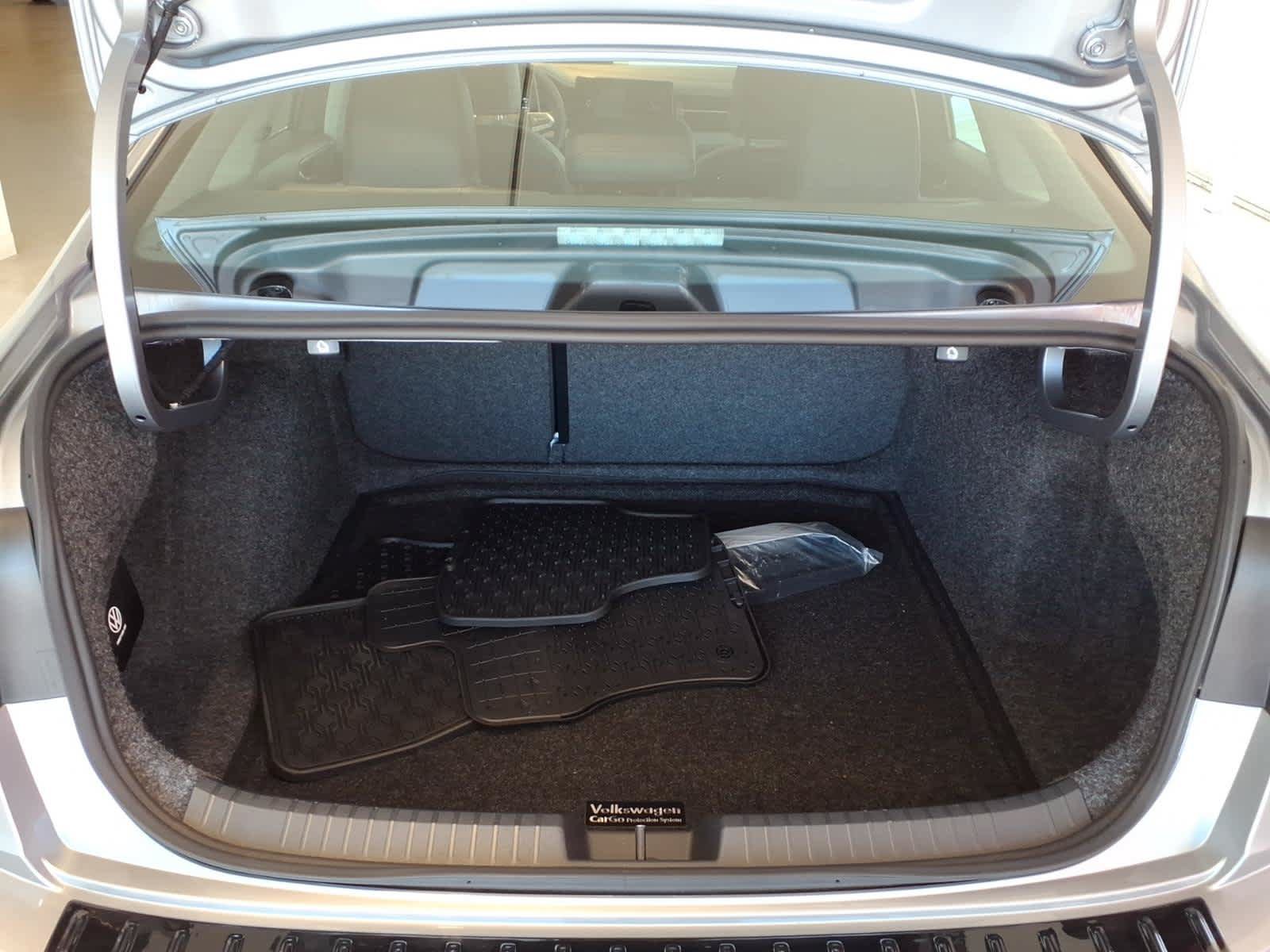 Used 2026 Volkswagen Jetta SE FWD image 19