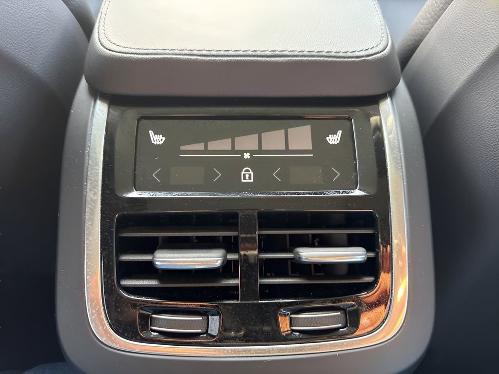 Used 2024 Volvo XC90 B6 Plus image 13