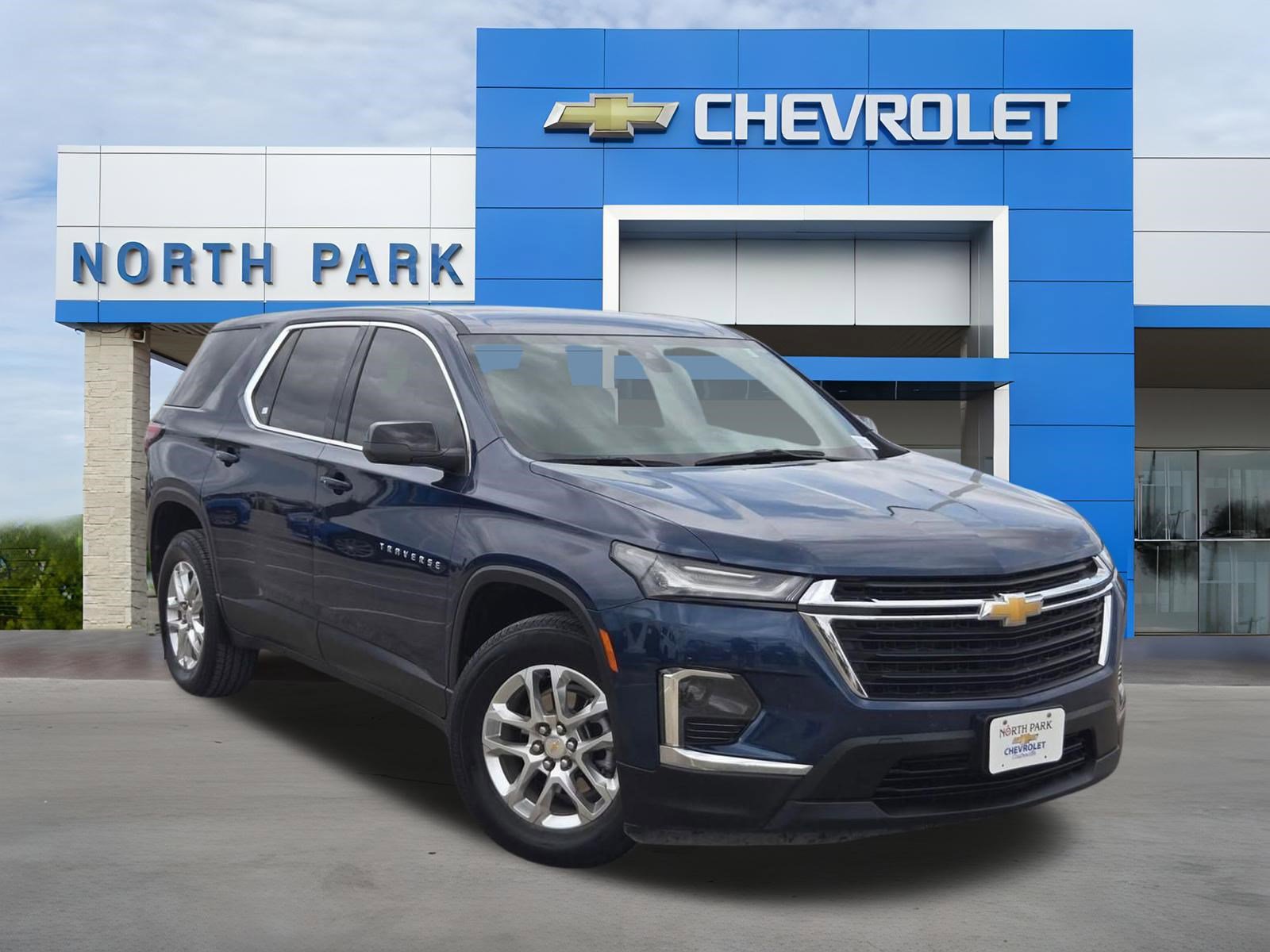 Used 2022 Chevrolet Traverse LS image 1