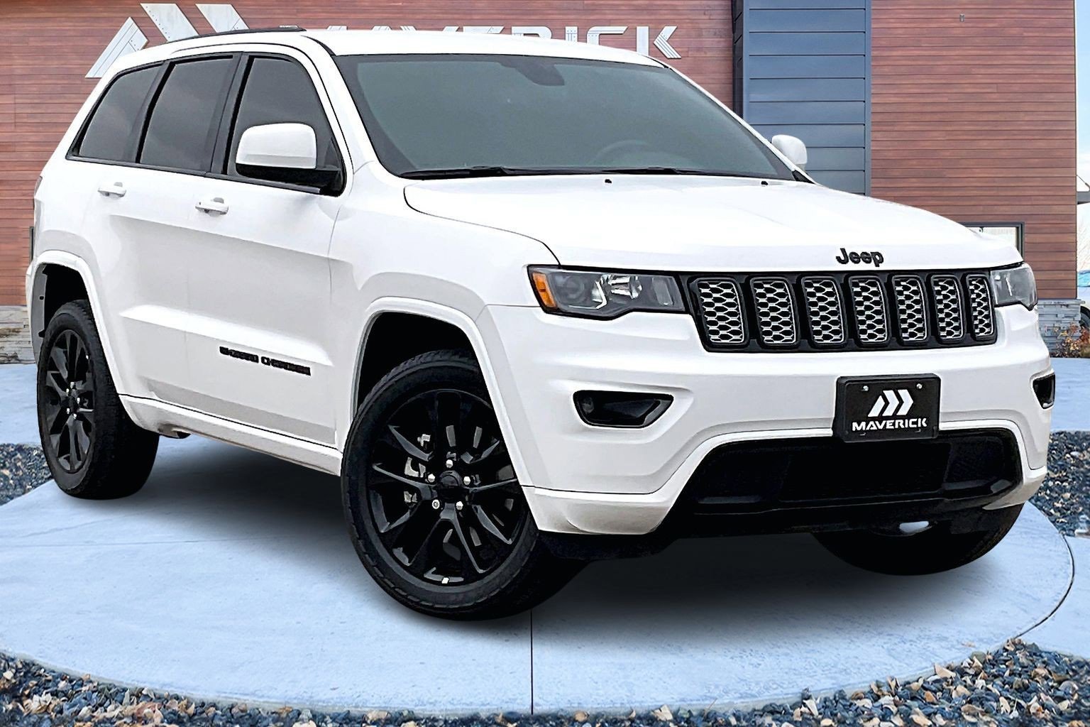 Used 2022 Jeep Grand Cherokee Laredo X image 1