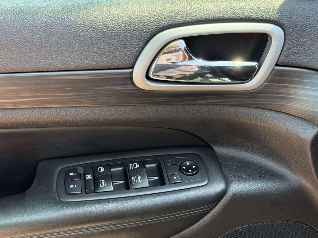Used 2020 Jeep Grand Cherokee Altitude AWD/4WD image 15