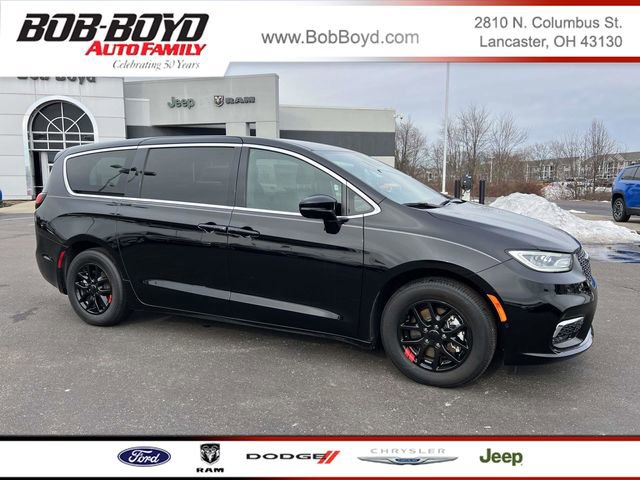 New 2025 Chrysler Pacifica Select