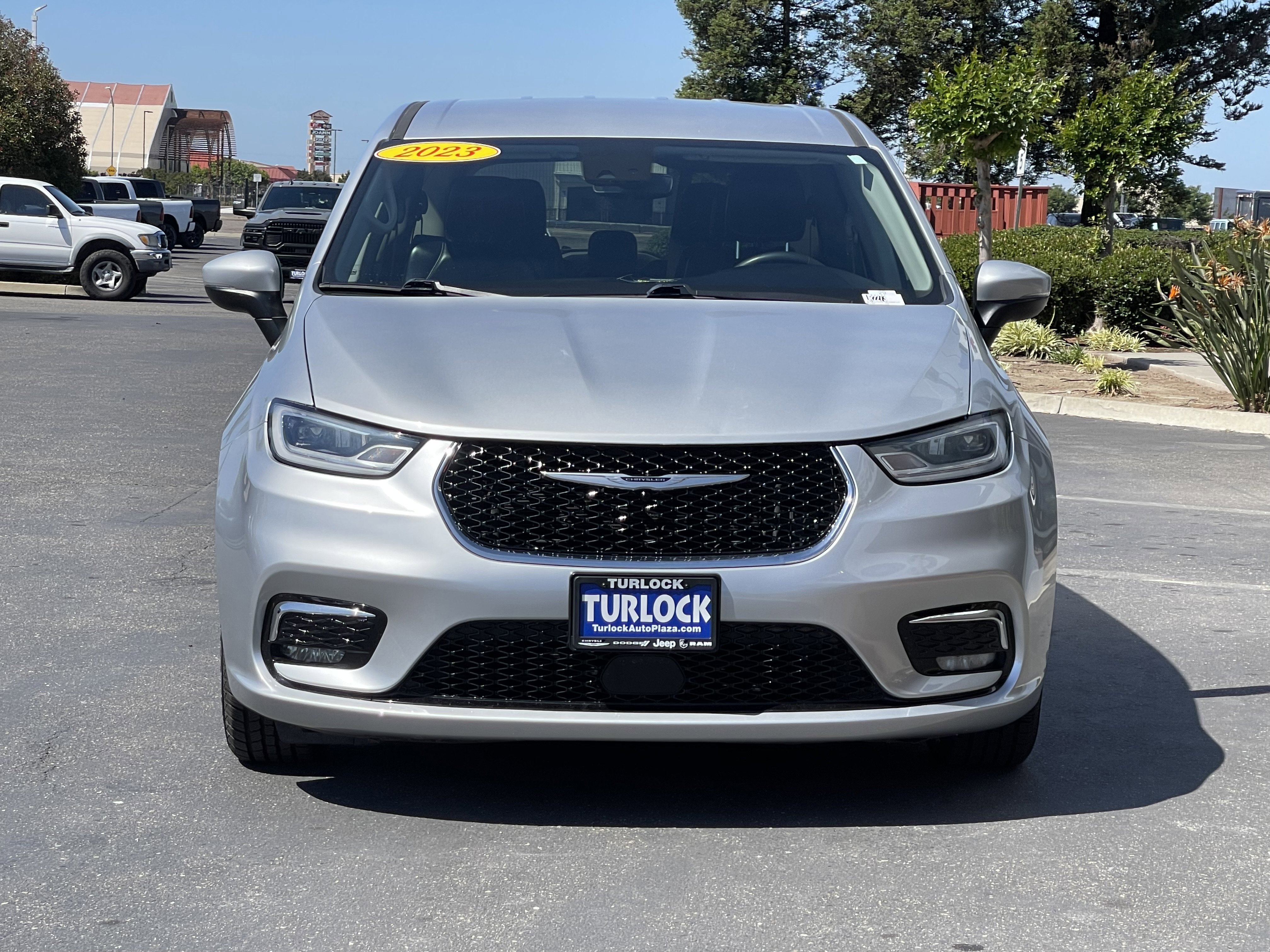 Used 2023 Chrysler Pacifica Touring-L FWD image 4