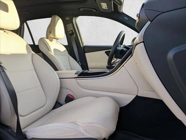 Used 2025 Mercedes-Benz GLC 300 4MATIC image 29