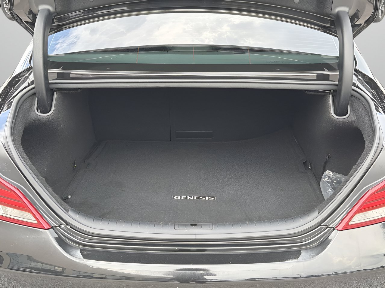 Used 2019 Genesis G70 2.0T Advanced RWD image 8